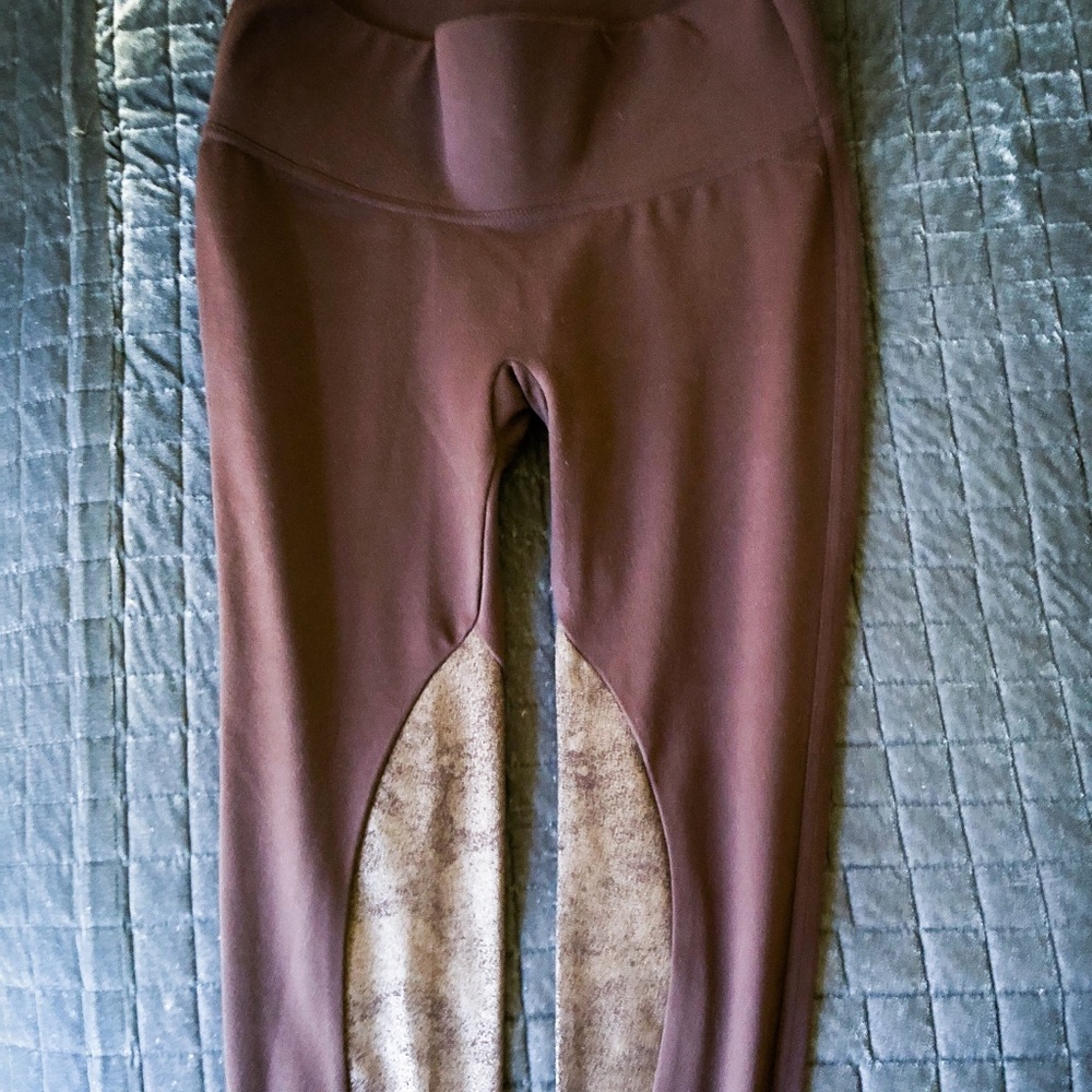 Hot! Metallic accents on Spanx purple leggings.